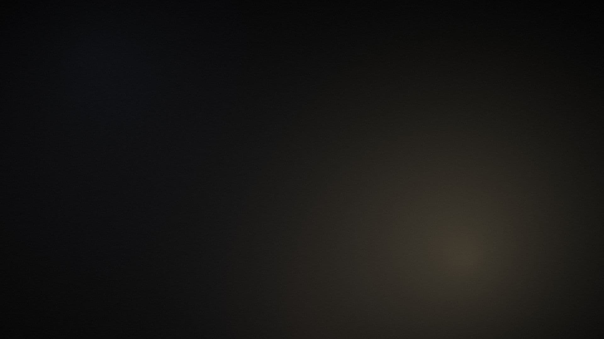 Fond abstrait sombre, dégradé anthracite traversé d'un halo doré.